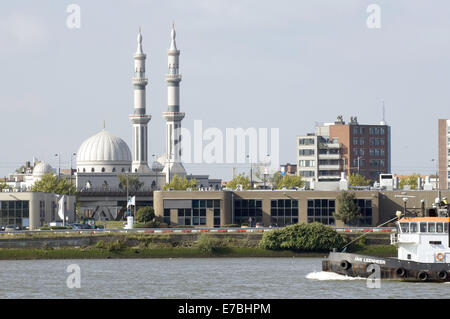 Rotterdam South Holland, Paesi Bassi, Olanda. Decimo Sep, 2014. Un rimorchiatore sul fiume Mosa. Sullo sfondo la moschea Essalam in Rotterdam, la più grande moschea in Europa. © Hans Van Rhoon/ZUMA filo/ZUMAPRESS.com/Alamy Live News Foto Stock