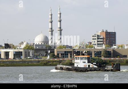 Rotterdam South Holland, Paesi Bassi, Olanda. Decimo Sep, 2014. Un rimorchiatore sul fiume Mosa. Sullo sfondo la moschea Essalam in Rotterdam, la più grande moschea in Europa. © Hans Van Rhoon/ZUMA filo/ZUMAPRESS.com/Alamy Live News Foto Stock