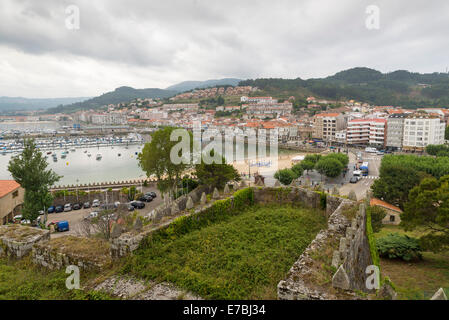 Vista panoramica della baia di Bayona con la spiaggia e il porto dalla fortezza di Monterreal ( oggi un hotel di lusso) Foto Stock