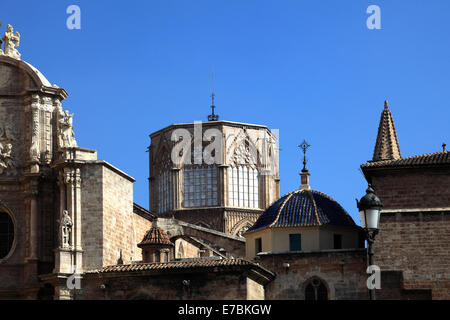Dettagli degli esterni del Duomo di Santa Maria e la torre, Plaza de la Reina città di Valencia, Spagna, Europa. Foto Stock