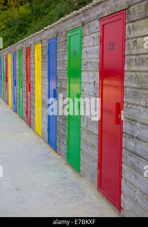 Una fila di cabine sulla spiaggia, a Porthminster Beach, St Ives, Cornwall, Regno Unito Foto Stock