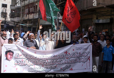 Gli attivisti del Majlis-e-Wahdat-ul-Muslimeen (MWM) protestando contro il target di uccisione del loro partito dei lavoratori durante una manifestazione Jama Masjid Asna Ashari situato in zona Kharadar di Karachi il venerdì 12 settembre, 2014. Foto Stock