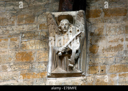 Angelo musicista carving in St Botolph's, Chiesa Brampton, Northamptonshire, England, Regno Unito Foto Stock