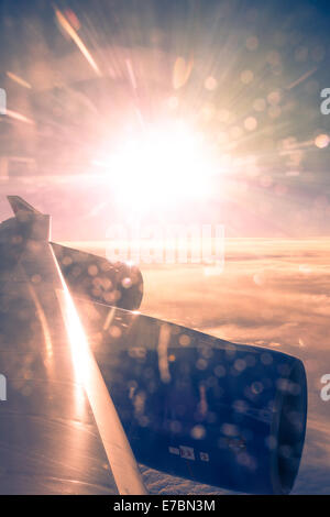 Un tramonto meraviglioso oltre oceano atlantico. vista dalla finestra di aeroplano Foto Stock