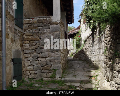 Il passaggio di Hum, la più piccola città del mondo, che si trova in Croazia. Foto Stock