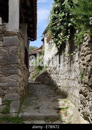 Il passaggio di Hum, la più piccola città del mondo, che si trova in Croazia. Foto Stock