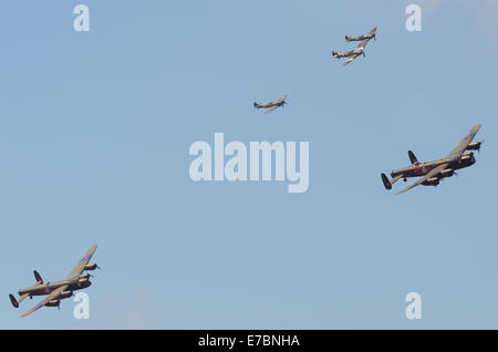 Il bombardiere canadese Avro Lancaster FM213 si unì ai Lancaster, Spitfire e Hurricane della RAF. Battle of Britain Memorial Flight Planes Foto Stock