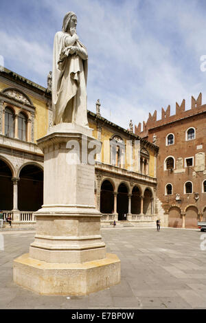 Il Dante memorial, Loggia del Consiglio e il Palazzo degli Scaligeri, Piazza Signori, Verona, Italia. Foto Stock