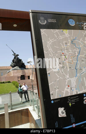 Informazioni turistiche segno e mappa, Piazza Trento e Trieste, Monza, Italia. Foto Stock