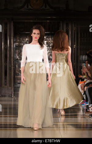 Londra, Regno Unito. Il 12 settembre 2014. Un modello di passeggiate la pista al Hema Kaul mostra al London Fashion Week SS15 a Moda Scout, Londra, Inghilterra. Foto: CatwalkFashion/Alamy Live News Foto Stock