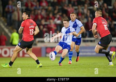 Salford, Regno Unito. Xii Sep, 2014. Super League Rugby. Salford rossi rispetto a Widnes Vikings. Widnes Vikings stand off Tom Gilmore in azione. Credito: Azione Sport Plus/Alamy Live News Foto Stock