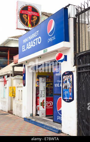 Mini Market El Abasto su Mariscal Foch Street vicino a Plaza Foch nel quartiere turistico Mariscal a Quito, Ecuador Foto Stock