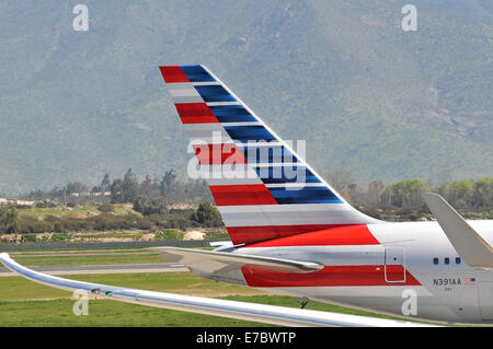 Nuovo schema di colori sulla coda della American Airlines piano Arturo Benitez Santiago international airport Cile Foto Stock