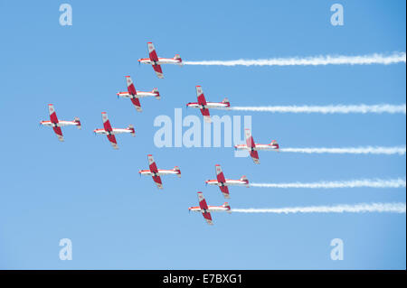 PAYERNE, Svizzera - 6 settembre: Volo di PC-7 aerobatic team in stretta formazione su ARIA14 in airshow di Payerne, Svizzera Foto Stock