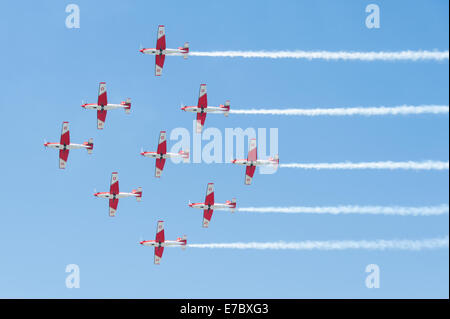 PAYERNE, Svizzera - 6 settembre: Volo di PC-7 aerobatic team in stretta formazione su ARIA14 in airshow di Payerne, Svizzera su Foto Stock