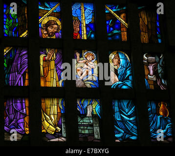 Vetrata raffigurante un presepe nel Santuario della roccia (Santuario da Penha) in Guimaraes, Portogallo. Foto Stock