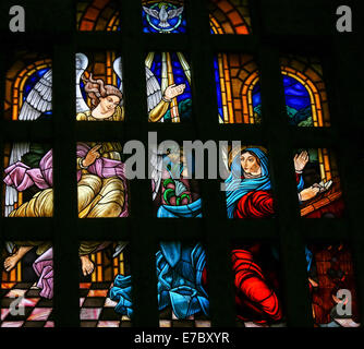 Vetrata raffigurante l' Annunciazione nel Santuario di roccia (Santuario da Penha) in Guimaraes, Portogallo. Foto Stock