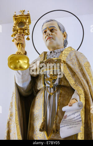 La statua di Papa Pio X nel Santuario della roccia (Santuario da Penha) in Guimaraes, Portogallo. Foto Stock