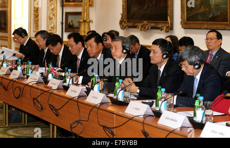 Londra, Gran Bretagna. Xii Sep, 2014. Chinese Vice Premier Ma Kai (terza R) presiede la sesta Cina-UK un dialogo economico e finanziario (EFD) a Londra, Gran Bretagna, Sett. 12, 2014. Cancelliere dello scacchiere britannico George Osborne ha annunciato venerdì che il governo britannico intende emettere un Renminbi obbligazioni denominate e di utilizzare i proventi per finanziare il governo di riserve di valuta estera. Credito: Han Yan/Xinhua/Alamy Live News Foto Stock