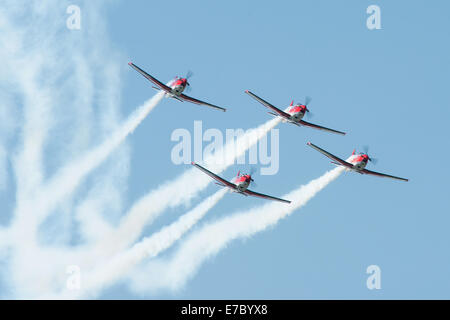 PAYERNE, Svizzera - 6 settembre: Volo di PC-7 aerobatic team in stretta formazione su ARIA14 in airshow di Payerne, Svizzera su Foto Stock