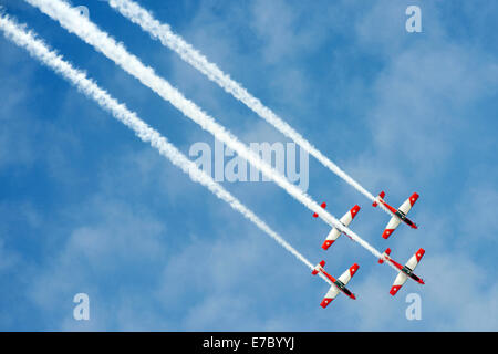 PAYERNE, Svizzera - 7 settembre: Volo di PC-7 aerobatic team in stretta formazione su ARIA14 in airshow Payerne Foto Stock