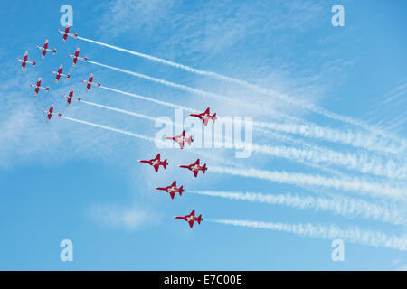 PAYERNE, Svizzera - 7 settembre: Volo per celebrare il venticinquesimo e il cinquantesimo anniversario del PC-7 e Patrouille Suisse Aerobatic Team Foto Stock