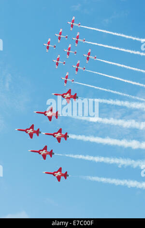 PAYERNE, Svizzera - 7 settembre: Volo per celebrare il venticinquesimo e il cinquantesimo anniversario del PC-7 e Patrouille Suisse Aerobatic Team Foto Stock