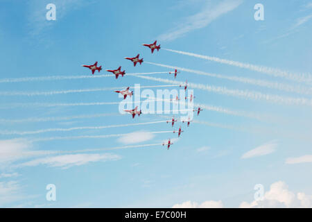 PAYERNE, Svizzera - 7 settembre: Volo per celebrare il venticinquesimo e il cinquantesimo anniversario del PC-7 e Patrouille Suisse Aerobatic Team Foto Stock