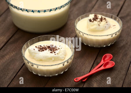 Isola galleggiante, un dessert europei di origine francese chiamato Oeufs a la neige in francese, in ungherese Madartej (Bird's latte) Foto Stock