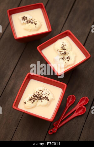 Isola galleggiante, un dessert europei di origine francese chiamato Oeufs a la neige in francese, in ungherese Madartej (Bird's latte) Foto Stock