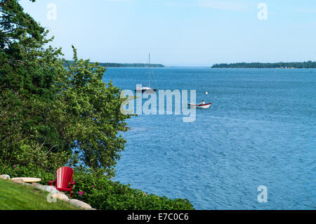 Sailor in un dinghy in un bay off West Dublin Nova Scotia Foto Stock
