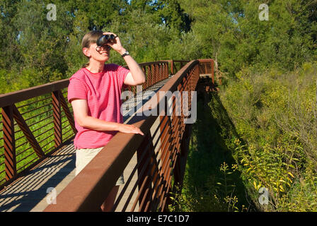 Birding su Willow Slough Trail, ponte sul fiume Cosumnes preservare, California Foto Stock