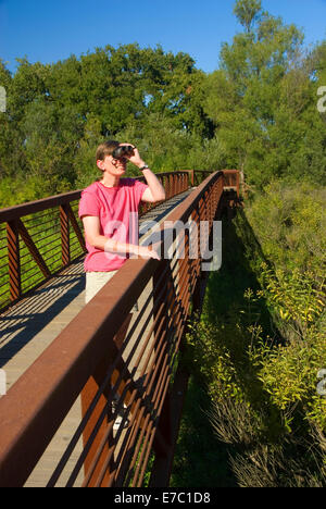 Birding su Willow Slough Trail, ponte sul fiume Cosumnes preservare, California Foto Stock