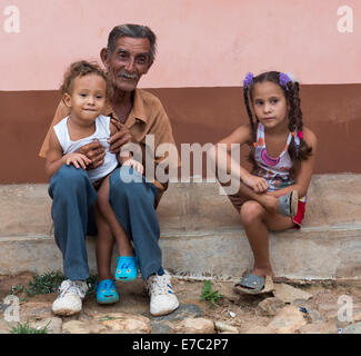 Il vecchio uomo con due bambini piccoli, Trinidad, Cuba Foto Stock