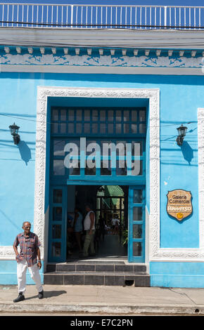 Finestra di grigliate in facciata della galleria, Trinidad, Cuba Foto Stock