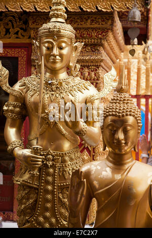 Le immagini di Buddha nel tempio dorato di Doi Suthep Foto Stock