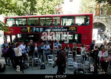 A Chelsea, Londra, Regno Unito. 12 settembre 2014. Un film poster promozione su un bus rosso a due piani rigidi passato il vecchio Chelsea Town Hall dove la stampa e i mass media sono stati in attesa per l arrivo di attore George Clooney e la sua fidanzata Amal Alamuddin che hanno pensato di essere sposati in Kensington e Chelsea register office Credit: amer ghazzal/Alamy Live News Foto Stock