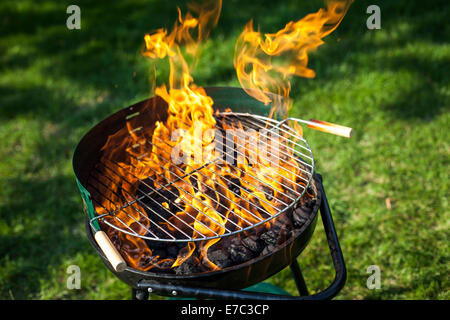 Super fiamme sulla griglia Foto Stock