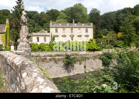 Una facciata classica di Iford Manor, Fiume Avon, Freshford, Wiltshire, Inghilterra, Regno Unito Foto Stock