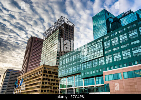 Highrises lungo Pratt Street presso il Porto Interno di Baltimore, Maryland. Foto Stock