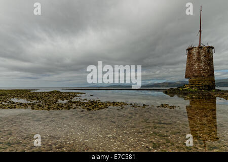 Antica torre di segnale riflesse in corrispondenza di bassa marea, Dingle Bay, Irlanda Foto Stock