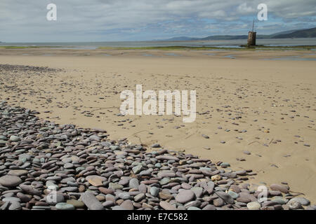 Spiaggia e antica torre del segnale Dingle Bay, Irlanda Foto Stock