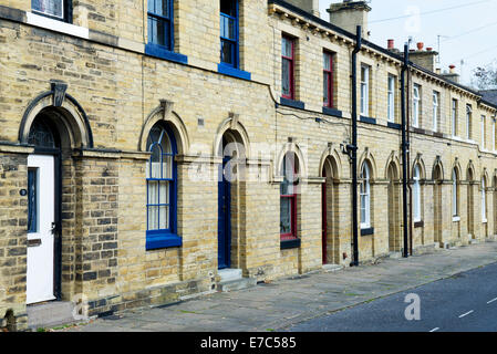 Case a schiera su Tito Street, Saltaire, West Yorkshire, Inghilterra, Regno Unito Foto Stock