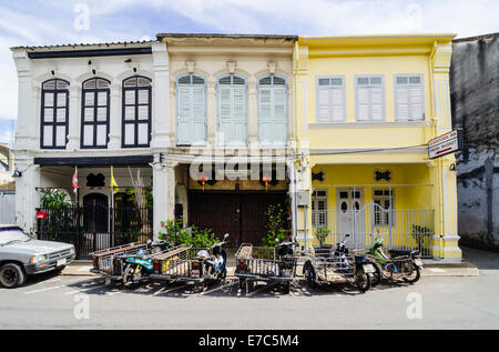 Negozio Cino-portoghese-case in Phuket Citta Vecchia, Isola di Phuket, Tailandia Foto Stock