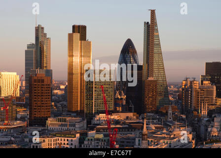 Questa immagine mostra una vista della città di Londra dalla Golden Gallery della Cattedrale di San Paolo a Londra, Inghilterra, all ora d'oro. Foto Stock