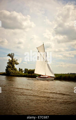 Classic Gaff truccate Norfolk Broads River cruiser yacht con veletta sul fiume Bure, Norfolk Broads, Norfolk, Inghilterra, Regno Unito. Foto Stock