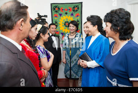 Dushanbe, Tagikistan. Xii Sep, 2014. Il presidente cinese Xi Jinping la moglie Peng Liyuan colloqui con gli insegnanti e gli studenti in Tagikistan State College of music arts a Dushanbe, capitale del Tagikistan, Sett. 12, 2014. © Huang Jingwen/Xinhua/Alamy Live News Foto Stock