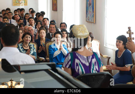 Dushanbe, Tagikistan. Xii Sep, 2014. Il presidente cinese Xi Jinping la moglie Peng Liyuan orologi prestazioni di insegnanti e studenti in Tagikistan State College of music arts a Dushanbe, capitale del Tagikistan, Sett. 12, 2014. © Huang Jingwen/Xinhua/Alamy Live News Foto Stock