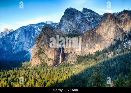 Bridalveil iconica cade nella Yosemite Valley. Parco Nazionale di Yosemite in California, Stati Uniti d'America. Foto Stock