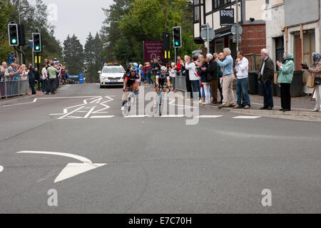 Hindhead, Surrey, Regno Unito 13 Settembre 2014. La fase 7 del tour della Gran Bretagna (Camberley a Brighton) passando attraverso la ex Hindhead semaforo incrocio. Foto Stock